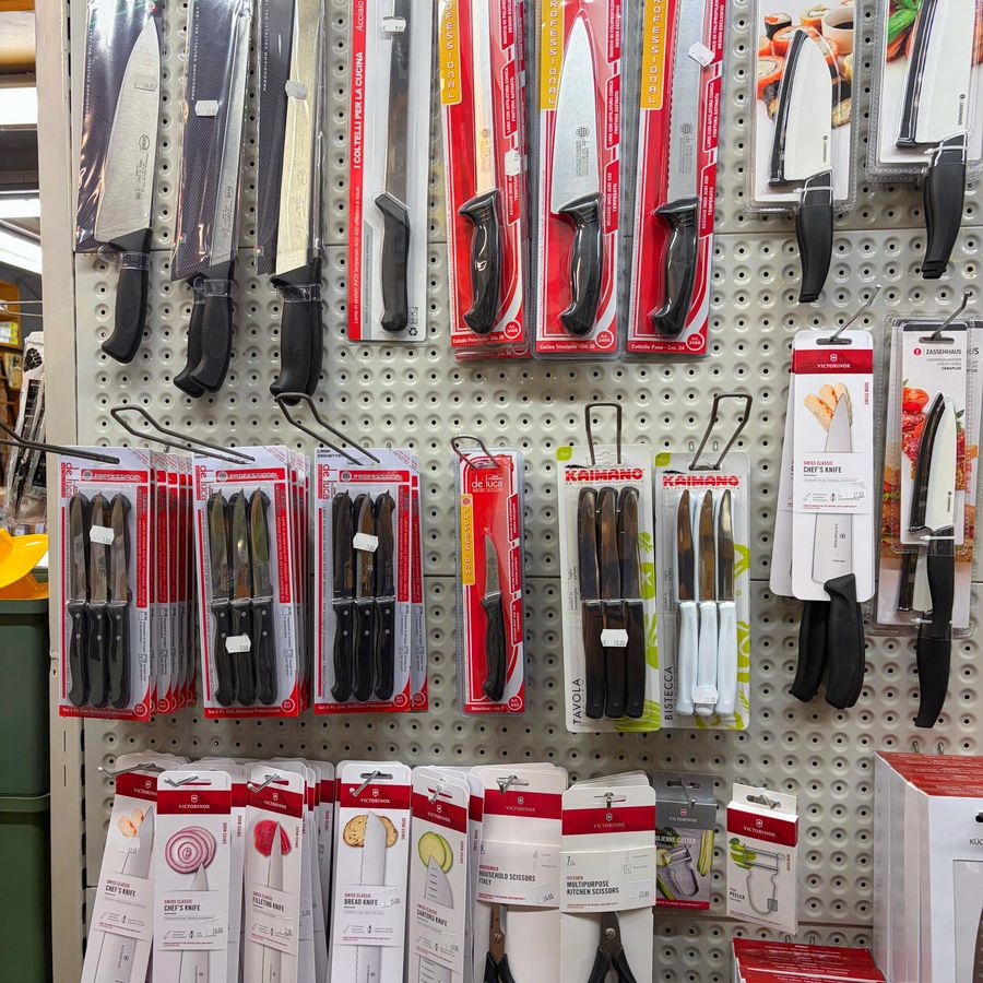 Parete di coltelli da cucina e professionali