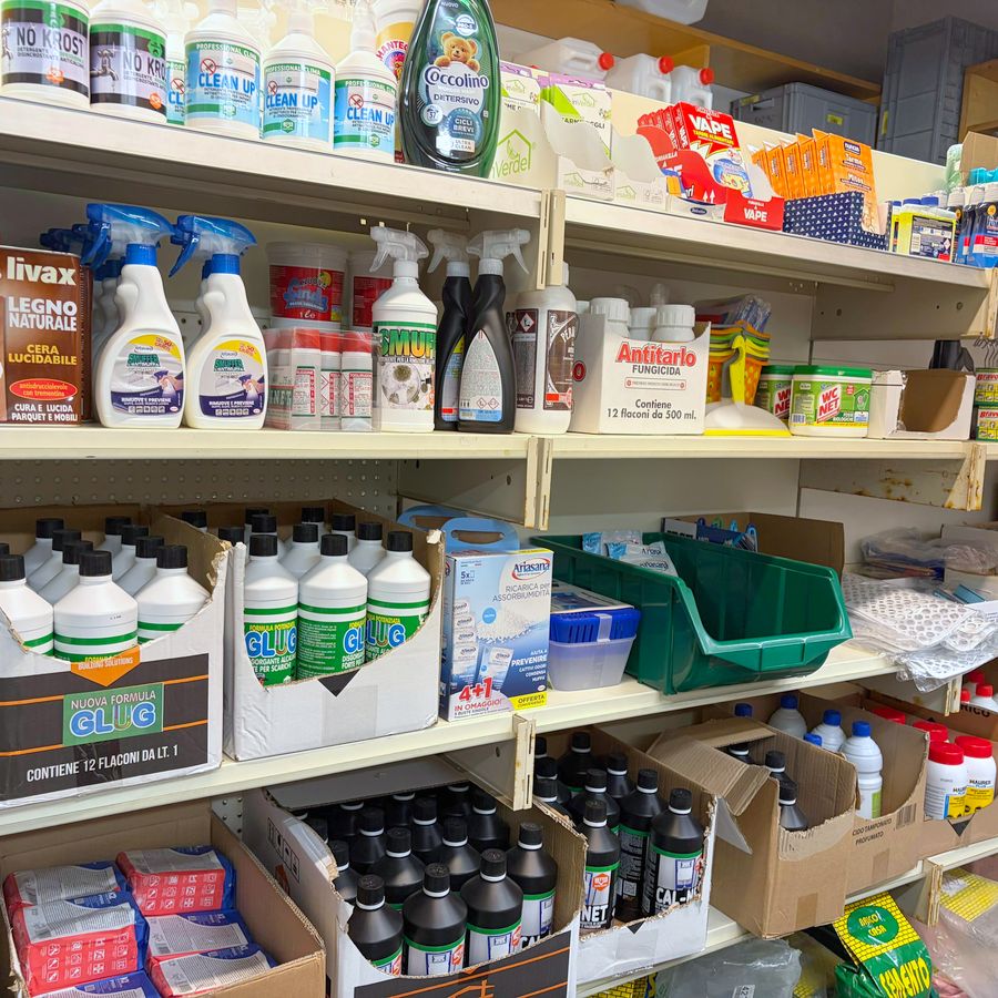 Scaffale di detergenti e prodotti chimici per la casa
