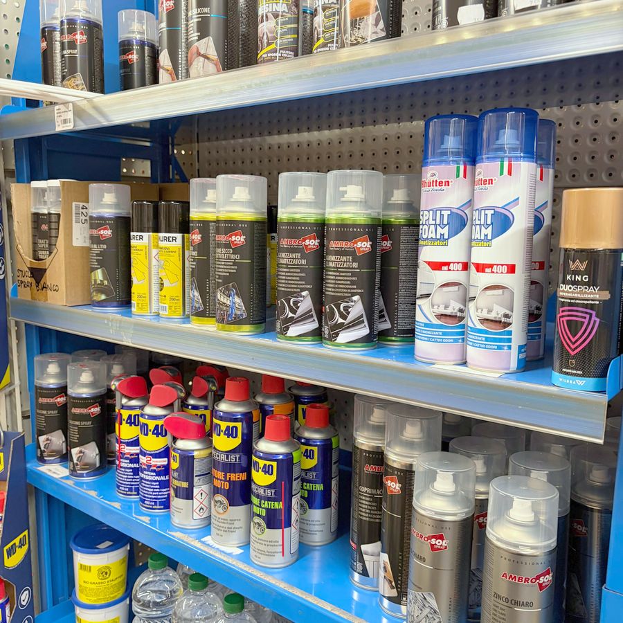 Scaffale di spray tecnici e lubrificanti